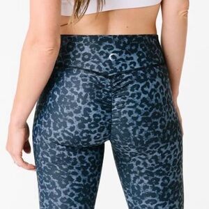 NEW Women’s Zyia Active Wear Stone Leopard Scrunchy Light n Luxe 7/8 pant size 2